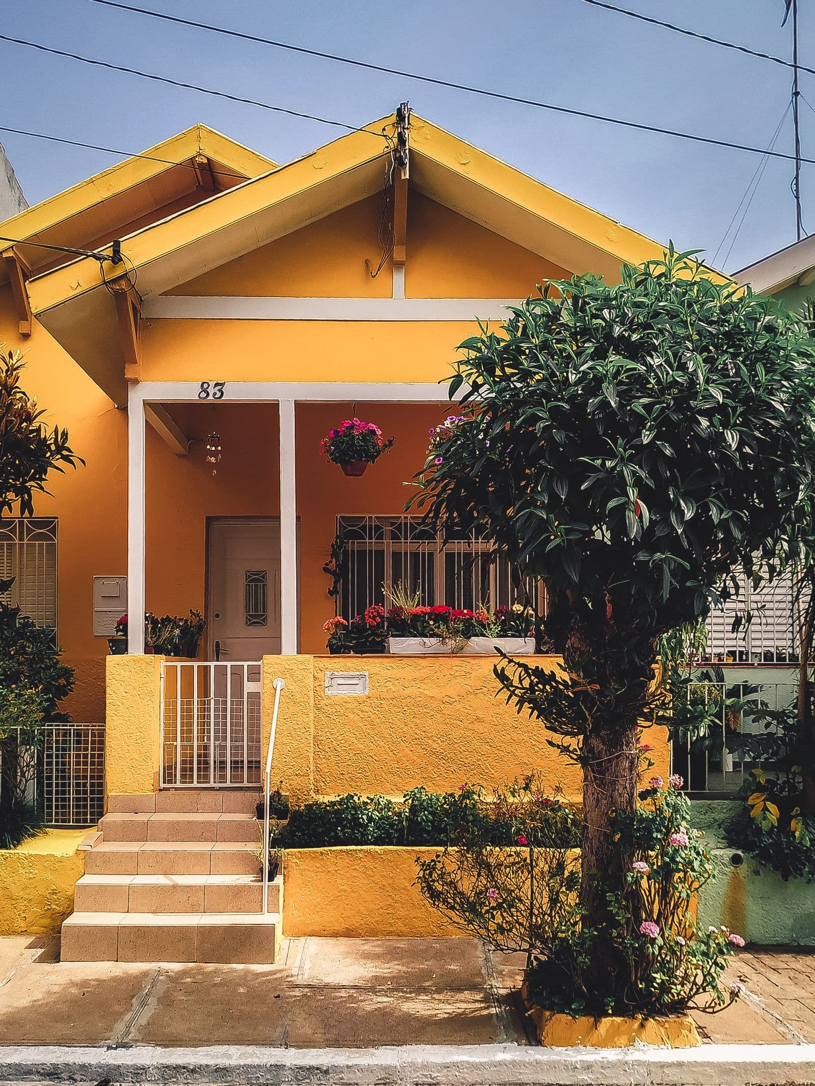 Casa com varanda e pátio