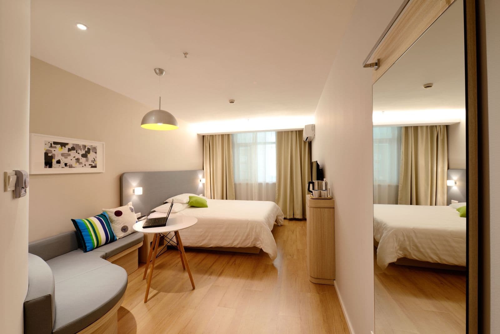 Kitnet com cama e sofá