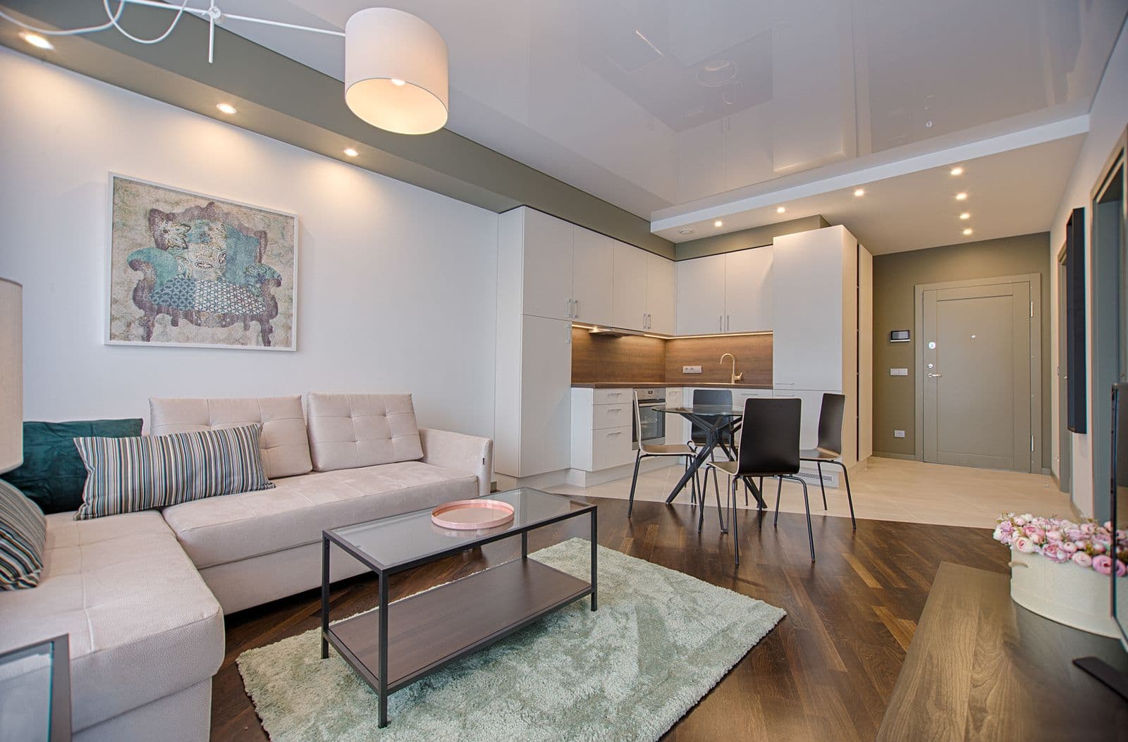 Sala ampla com sofá