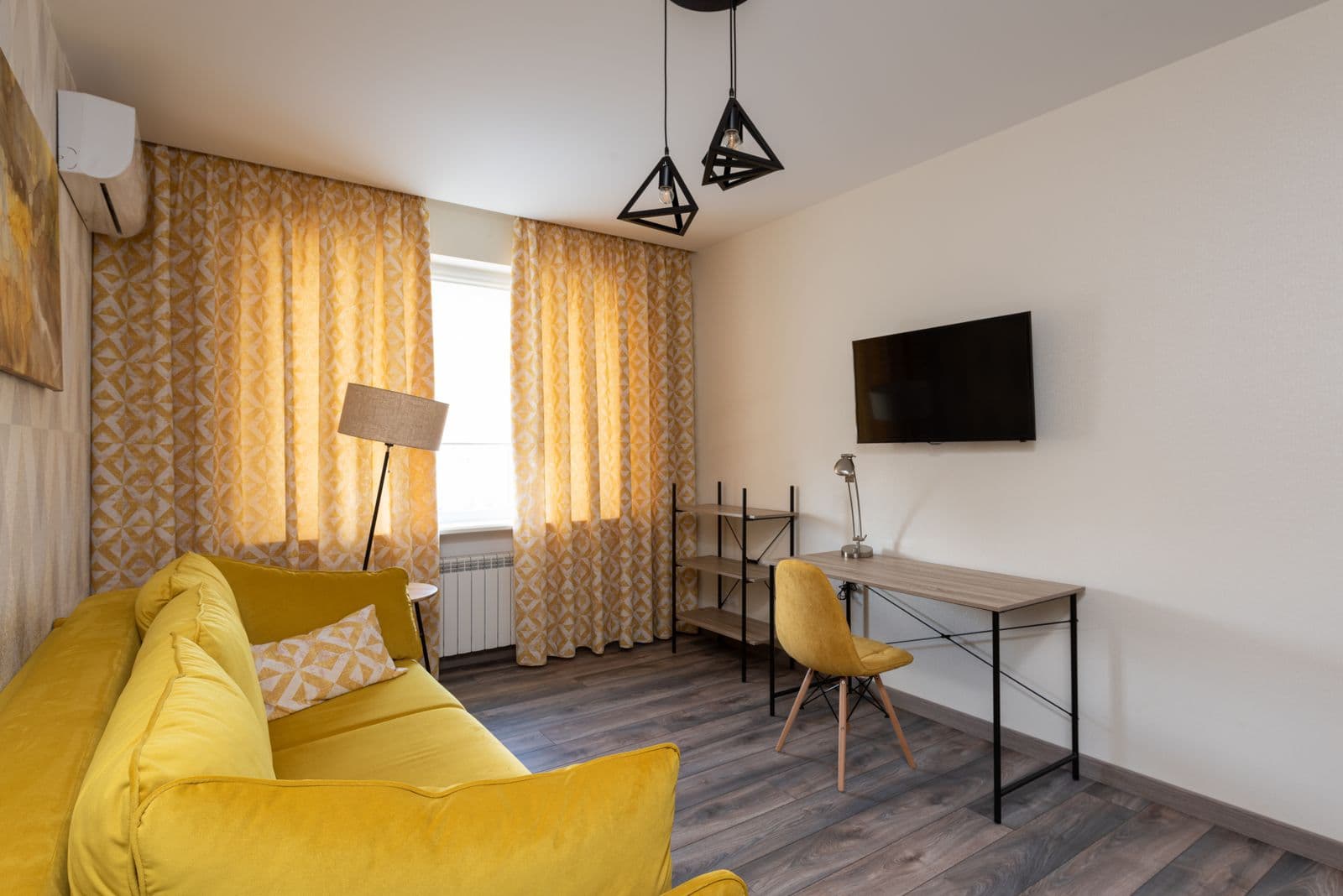 Sala com poltrona amarela